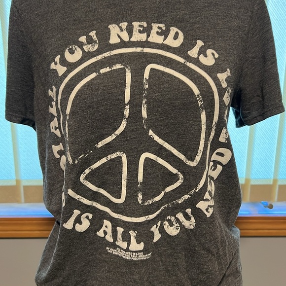 All you need is love graphic tee - size large - Picture 2 of 4